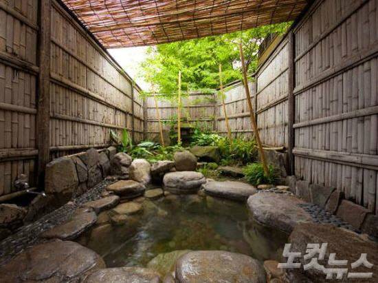 우라쿠 료칸의 노천탕에서 자연 그대로의 아름다움을 느낄 수 있다.(사진=재패니안 제공)