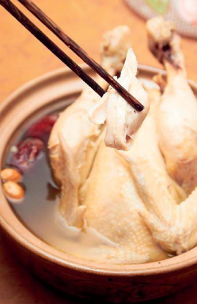 [월간산]‘한국인의 보양식’ 삼계탕. 닭 한 마리와 각종 한약재를 한꺼번에 먹을 수 있어 여름에 특히 사랑받는다.