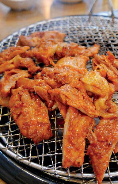 [월간산]‘서민갈비’로 불리며 사랑받아온 춘천 닭갈비의 숯불구이 버전. 요즘의 철판 닭갈비 이전에 숯불 닭갈비가 있었다.