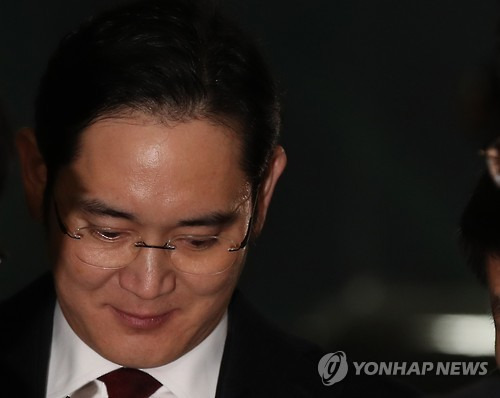 이재용 22시간 밤샘조사 후 귀가      (서울=연합뉴스) 김도훈 기자 = 비선실세 최순실 일가 지원과 관련한 뇌물공여 혐의를 받고 있는 이재용 삼성전자 부회장이 13일 오전 피의자신분으로 특검 조사를 받은 뒤 서울 강남구 특검 사무실을 나서고 있다.     superdoo82@yna.co.kr