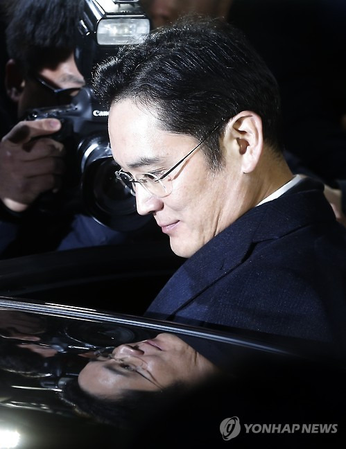 차량 탑승하는 이재용      (서울=연합뉴스) 김도훈 기자= 비선실세 최순실 일가 지원과 관련한 뇌물공여 혐의를 받고 있는 이재용 삼성전자 부회장이 13일 오전 피의자신분으로 특검 조사를 받은 뒤 서울 강남구 특검 사무실 앞에서 차량에 탑승하고 있다. 2017.1.13      superdoo82@yna.co.kr