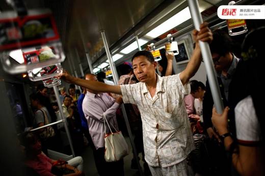 ‘잠옷차림’의 지하철 탑승객. (사진=로이터통신)