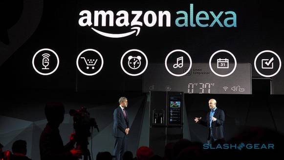 LG전자가 올해 CES에서 공개한 아마존 음성 비서 '알렉사'와 연동된 '웹OS'가 탑재된 스마트 냉장고. 알렉사 음성명령을 이용해 음악재생, 뉴스검색, 온라인 쇼핑, 일정 확인이 가능하다./사진=LG전자