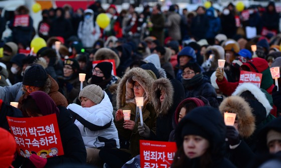 올겨울 '최강 한파'를 기록한 14일 오후 서울 광화문광장에서 열린 제12차 촛불집회에 참가한 시민들이 박근혜 대통령 즉각 퇴진과 조기 탄핵을 촉구하고 있다. /사진=뉴스1