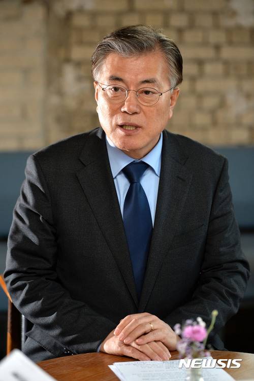 【서울=뉴시스】박진희 기자 = 문재인 더불어민주당 전 대표가 13일 오후 서울 마포구 상수동 한 카페에서 뉴시스와 인터뷰를 하고 있다. 2017.01.15.   pak7130@newsis.com