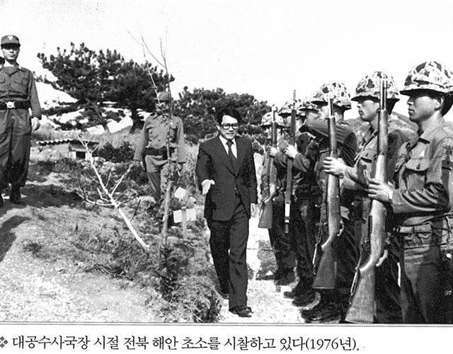 박정희 전 대통령에 대한 충성심을 인정받아 김기춘 전 비서실장은 유신시절부터 요직에 등용됐다. 1974년 당시 중앙정보부 대공수사국장인 김 비서실장이 군을 시찰하고 있다. 한국일보 자료사진