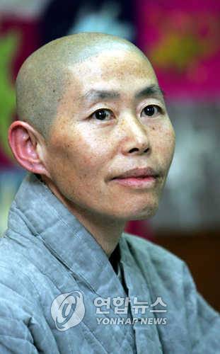 2005년 3월 2일 서울 서초구 서초동 정토회관에서 기자회견을 연 지율 스님.  [연합뉴스 자료사진]