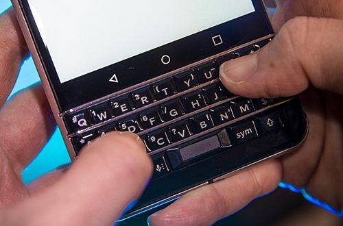 아직 블랙베리의 쿼티 자판을 좋아하는 사람이 많다. (사진=씨넷)