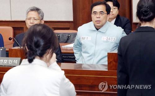 첫 재판 자리한 김 종      (서울 사진공동취재단=연합뉴스) '비선 실세' 최순실 씨 등 '국정 농단' 첫 정식 재판이 열리는 17일 오전 서울 서초구 서울중앙지법 법정에 김 종 전 차관이 피고인석에 자리하고 있다.      이날 오전 장씨와 최씨, 김 종 전 문화체육관광부 차관의 재판이 진행된다.