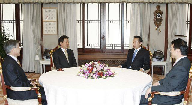 2008년 2월 18일 노 전 대통령이 이명박 대통령 당선인을 청와대 관저로 초청해 환담하고 있다. 장철영 전 대통령 전속 사진사