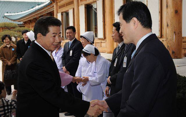 2008년 2월 25일 임기를 마치고 청와대 관저를 떠나며 직원들과 악수하는 노 전 대통령. 장철영 전 대통령 전속 사진사