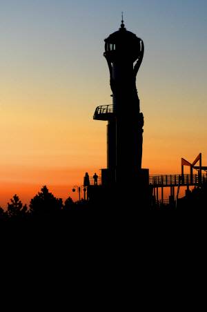 경북 울진 영덕읍 창포리의 창포말등대를 배경으로 여명이 밝아오고 있다.