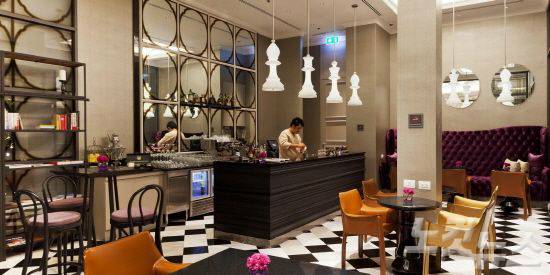 한적하고 여유로운 분위기의 라이브러리에서 간단한 주류와 스낵을 곁들이며 휴식을 취할 수 있다.(사진=스테이앤모어 제공)