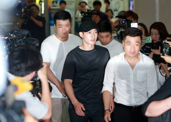 김현중 법정으로 - 가수 김현중이 8일 오후 전 여자친구가 김씨에게 제기한 16억원대 손해배상청구소송 2차 변론기일에 출석하기 위해 서초구 서울중앙지법 법정으로 향하고 있다.연합뉴스