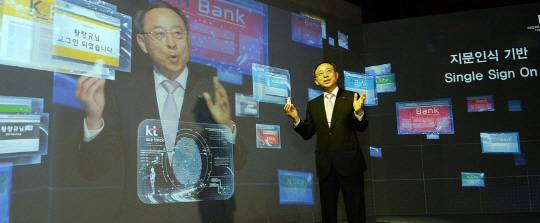 황창규 회장은 통합보안 서비스를 포한한 5대 융합서비스을 미래 성장동력으로 전면에 내세웠다. 사진은 황 회장이 SUB 형태의 융합보안 솔루션 ‘위즈스틱’을 소개하고 있는 모습.