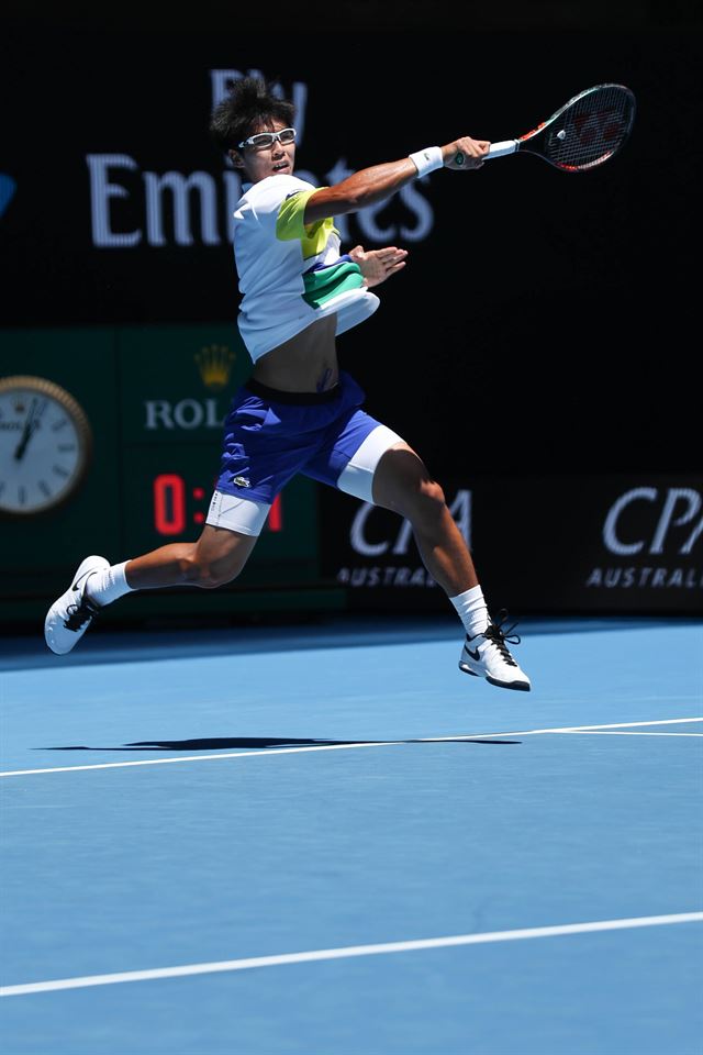 정현이 19일 호주 멜버른에서 열린 호주오픈 테니스대회 그리고르 디미트로프(불가리아)와 2회전에서 포핸드 스트로크를 구사하고 있다. 대한테니스협회 제공