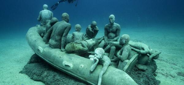 유럽의 첫 해저박물관 ‘무세오 아틀란티코’에 전시된 작품 <람페두사의 뗏목>. 2013년 이탈리아 남단 람페두사섬 앞바다에서 난민선이 침몰해 에리트레아, 소말리아 등에서 온 난민 360여명이 숨진 ‘람페두사의 참사’를 그린 작품이다. 프랑스 낭만주의 화가 테오도르 제리코의 <메두사의 뗏목>을 오마주했다. underwatermuseumlanzarote.com