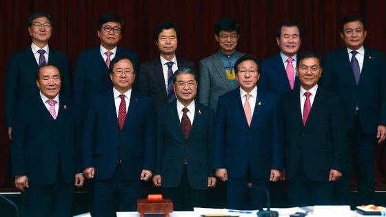19일 오후 경기 의정부 경기도교육청 북부청사에서 열린 '전국 시도교육감협의회 총회'에서 각 시도 교육감들이 포즈를 취하고 있다. 앞줄 가운데부터 시계반향으로 이재정 경기도교육감, 김석준 부산시교육감, 장휘국 광주시교육감, 이중흔 대전시교육감, 최교진 세종시감사, 김승환 전북교육감, 이석준 제주교육감, 김지철 충남교육감, 김병우 충북교육감, 장만채 전남교육감, 민병희 강원교육감. 이날 전국시도교육감협의회에서 교육감들은 논의 끝에 '선거연령을 18세로 확대하는 법 개정을 촉구하는 성명서'를 채택했다. 2017.1.19/사진=뉴스1