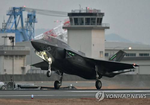 日 이와쿠니 기지에 착륙한 F-35 전투기      (이와쿠니 교도=연합뉴스) 미군의 최신예 스텔스 전투기 F-35가 지난 18일 저녁 일본 야마구치(山口) 현 이와쿠니(岩國) 기지에 착륙했다.  jsk@yna.co.kr