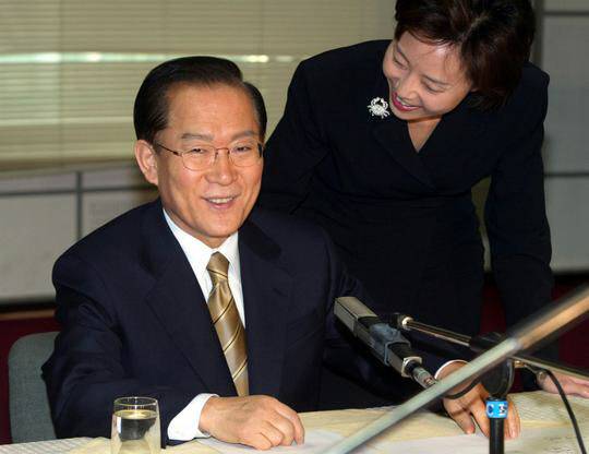 16대 대선에서 이회창 후보는 나경원 의원에 앞서 조윤선 장관을 먼저 대변인으로 선임했다. 부드러운 이미지의 대변인을 통해 다소 딱딱하고 고지식하게 비춰지는 이미지를 바꾸려는 노력의 일환으로 풀이됐다.