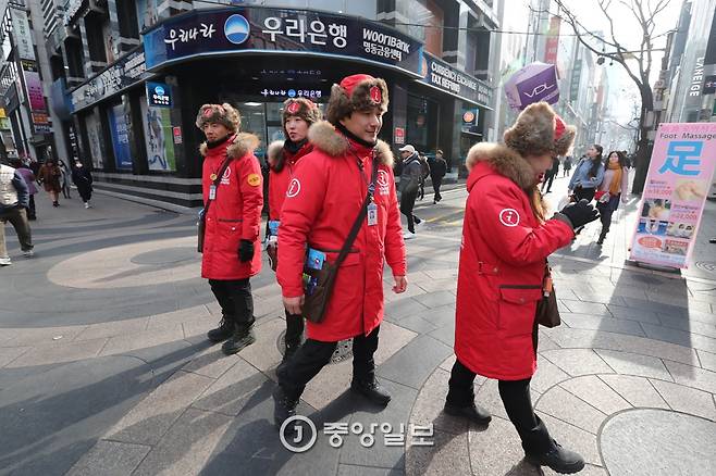 30분 근무 후 교대를 하고 있다. 날씨가 좋은 계절에는 1시간 간격으로 교대한다. 신인섭 기자