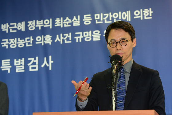 박영수 특별검사팀 대변인 이규철 특검보가 20일 오후 서울 강남구 대치동 특검 기자실에서 정례브리핑을 하고 있다./사진=뉴스1
