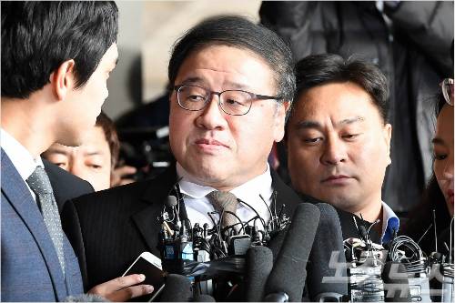 '강제모금, 인사개입 의혹' 안종범 전 청와대 정책조정 수석이 피의자 신분으로 서울 서초구 서울중앙지검에 출석하고 있다. 박종민기자