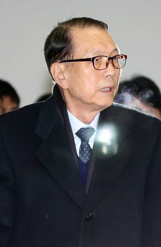 문화·예술계 ‘블랙리스트’ 작성·관리를 주도한 것으로 거론된 김기춘 전 대통령 비서실장이 영장실질심사에 앞서 20일 오전 서울 대치동 특별검사 사무실로 향하고 있다. /연합뉴스