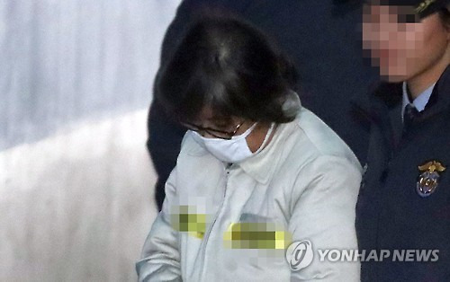 (서울=연합뉴스) 이상학 기자 = 국정농단 사태의 주범인 '비선실세' 최순실 씨가 20일 오전 재판을 받기 위해 서울 서초구 서울중앙지법원에 도착해 호송차에서 내려 법정으로 향하고 있다. 2017.1.20      leesh@yna.co.kr