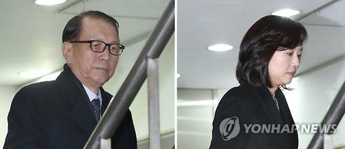 굳은 표정 김기춘, 조윤선       (서울=연합뉴스) 이상학 기자 = 문화·예술계 '블랙리스트' 작성과 관련, 김기춘 전 대통령 비서실장과 조윤선 문화체육관광부 장관(오른쪽)이 구속 전 피의자심문(영장실질심사)를 받기 위해  20일 오전 서울 서초구 서울중앙지방법원으로 들어서고 있다. 2017.1.20     leesh@yna.co.kr