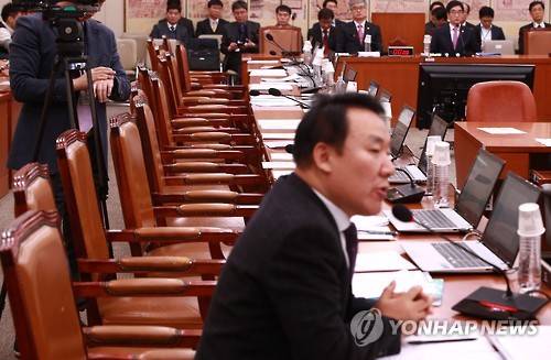 빈자리      (서울=연합뉴스) 홍해인 기자 = 20일 오전 국회 교육문화체육관광위원회에서 열린 전체회의에서 더불어민주당 간사인 도종환 의원이 발의한 역사교과용도서의 다양성 보장에 관한 특별법안 의결에 앞서 새누리당과 바른정당 의원들이 불참해 빈자리로 남아 있다.       의결 후 새누리당 간사인 염동열 의원(왼쪽)이 유성엽 교문위원장에게 유감을 표명하고 있다.  hihong@yna.co.kr