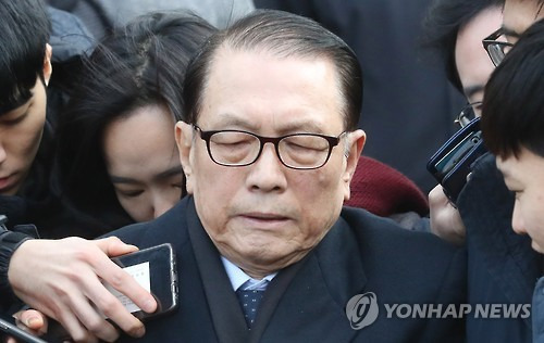 (서울=연합뉴스) 최재구 기자 = 20일 오후 문화·예술계 '블랙리스트' 작성·관리의 '설계자'로 거론된 김기춘 전 대통령 비서실장이 영장실질심사를 마치고 차량에 오르고 있다. 2017.1.20      mon@yna.co.kr