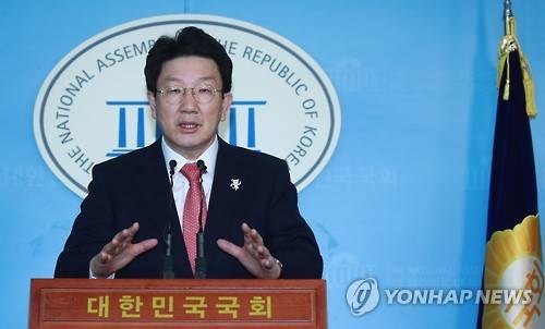 입장 밝히는 권성동 탄핵소추위원장      (서울=연합뉴스) 홍해인 기자 = 국회 탄핵소추위원장인 권성동 법제사법위원장이 20일 오후 서울 여의도 국회 정론관에서 박근혜 대통령 탄핵심판 관련 기자회견을 하고 있다. 2017.1.20      hihong@yna.co.kr