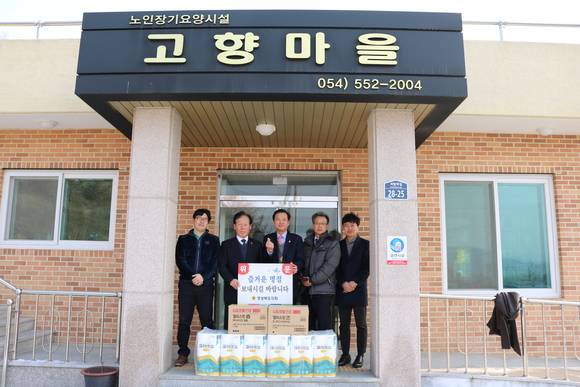 문경시 출신 고우현 박영서 도의원 노인정 방문  문경시제공