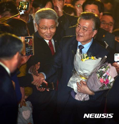 【광주=뉴시스】류형근 기자 = 더불어민주당 문재인 전 대표가 22일 오후 광주 서구 김대중컨벤션센터 1층 다목적홀에서 열린 포럼광주출범식에 참석하고 있다. 2017.01.22.    hgryu77@newsis.com