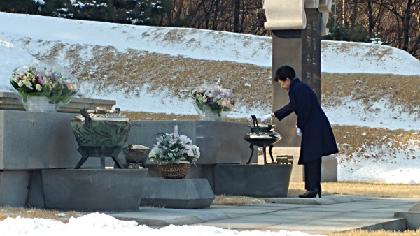 23일 박근혜 대통령 현충원 참배. <청와대 제공>