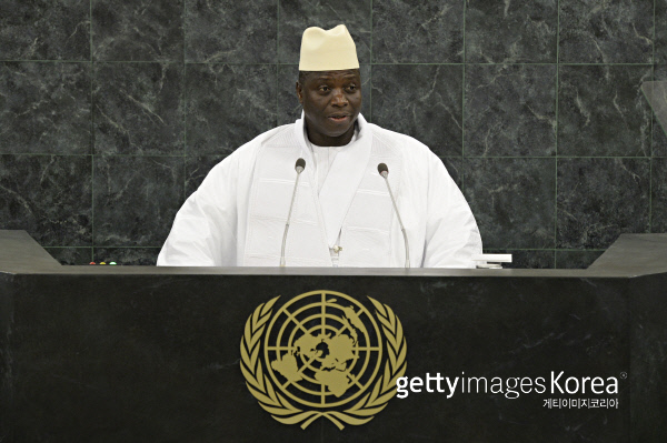 야흐야 자메 감비아 대통령이 2013년 9월 미국 뉴욕에서 열린 유엔 총회에서 연설하고 있다. Getty Images/이매진스