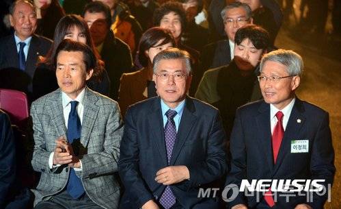 문재인 전 더불어민주당 대표(가운데)가 지난 22일 오후 광주 서구 김대중컨벤션센터 1층 다목적홀에서 열린 포럼광주출범식에 김효석 전 새정치민주연합 최고위원(왼쪽)과 함께 참석해 행사를 지켜보고 있다.  /광주=뉴시스 <저작권자ⓒ 공감언론 뉴시스통신사. 무단전재-재배포 금지.>