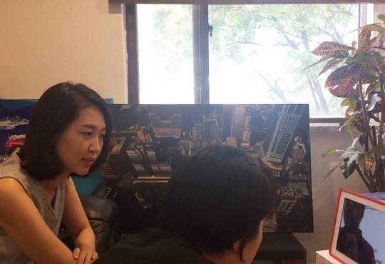 김남희 대표는 중국 고객과 일할 때는 위챗을 자주 활용한다고 한다. 2015년 위챗을 활용해 중국측과 커뮤니케이션하는 모습. /사진제공=김남희 대표