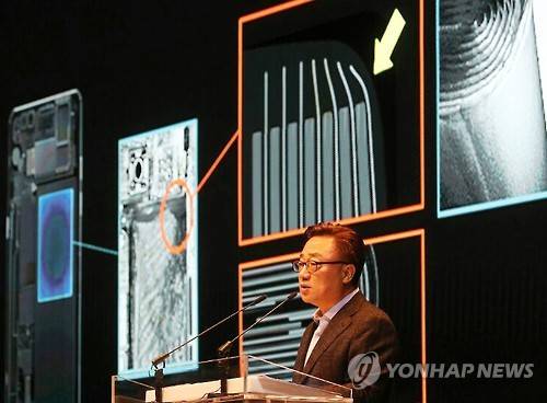 노트7, 결함 원인은?      (서울=연합뉴스) 최재구 기자 = 삼성전자 무선사업부 고동진 사장이 23일 서울 삼성전자 서초사옥에서 갤럭시 노트7 결함 원인 발표 기자회견을 하고 있다.       jjaeck9@yna.co.kr