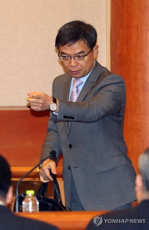 변론 참석한 이중환 변호사  (서울=연합뉴스) 이정훈 기자 = 17일 오후 서울 종로구 헌법재판소 대심판정에서 열린 박근혜 대통령 탄핵심판 사건 6차 변론기일에서 피청구인측 법률대리인단의 이중환 변호사가 자리에 앉으며 참석 변호사들과 대화하고 있다. 2017.1.17  uwg806@yna.co.kr  (끝)