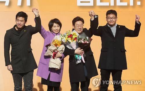 가족들과 함께 인사하는 이재명 성남시장      (성남=연합뉴스) 홍기원 기자 = 이재명 성남시장(왼쪽에서 세번째)이 23일 오전 경기도 성남시 중원구 오리엔트 시계공장에서 대선 출마선언을 하며 가족들과 함께 지지자들에게 인사하고 있다.  xanadu@yna.co.kr