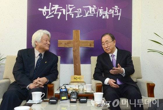 반기문 전 유엔사무총장이 24일 오전 서울 종로구 연지동 한국기독교회관을 방문해 김영주 한국기독교교회협의회 총무와 환담을 나누고 있다. /사진=뉴스1