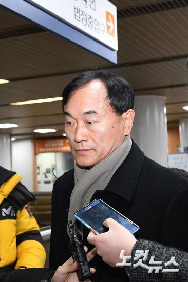 정동춘 K스포츠재단 이사장이 24일 오전 서울 서초구 서울중앙지방법원에서 열리는 '비선실세' 최순실 씨와 안종범 전 청와대 수석의 재판에 증인으로 출석하고 있다. (사진=박종민 기자)