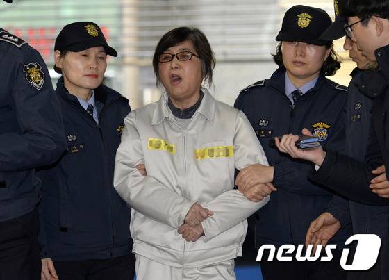 박영수 특별검사팀이 국정농단사태의 몸통격인 '비선실세' 최순실씨에 대한 체포영장을 집행한 25일 최씨가 서울 강남구 대치동 특검 사무실로 강제소환되면서 "박 대통령과 경제공동체 자백을 강요하고 있다"라며 소리치고 있다. 2017.1.25/뉴스1 © News1 안은나 기자