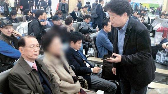 영화 ‘자백’. 최승호 감독(오른쪽)이 70년대 간첩 조작 사건에 대해 김기춘 전 비서실장에게 묻고 있다.