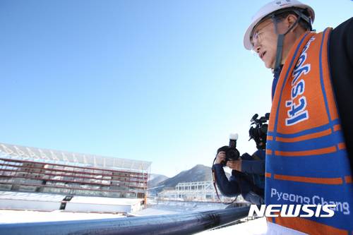 【평창=뉴시스】김경목 기자 = 문재인 더불어민주당 전 대표가 25일 오후 강원 평창군 2018 평창동계올림픽대회 개폐회식장 건설 현장을 방문해 둘러보고 있다. 2017.01.25.    photo31@newsis.com