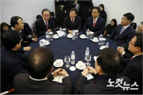 반기문 전 유엔 사무총장이 23일 오전 마포구 가든호텔에서 새누리당 초선의원들과 회동을 가지고 있다. (사진=윤창원 기자)