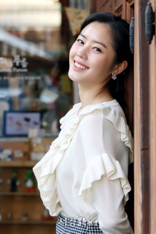 배우 최리가 인터뷰 전 포즈를 취하고 있다.