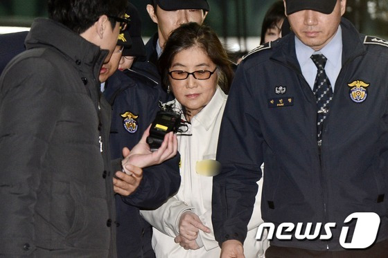 '국정농단' 사태의 핵심인 최순실 씨가 26일 오전 서울 강남구 대치동 특검 사무실에서 소환조사를 받은 뒤 구치소로 향하고 있다. 2017.1.26/뉴스1 © News1 민경석 기자